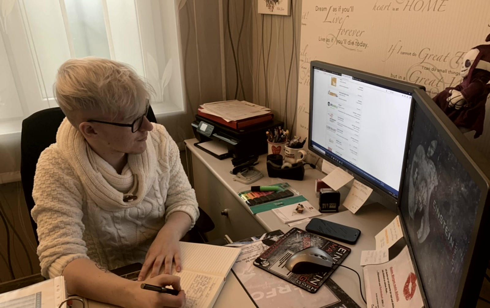 Konzeptarbeit am Bildschirm bei Einstein Marketing